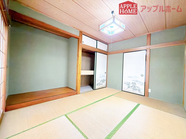 [中古住宅] 熊谷市三ヶ尻 1期の和室|収納付きの和室は、収納スペースが豊富で部屋全体がすっきりと片付きやすいのが特徴です。荷物を整理しやすく、生活感を抑えた洗練された空間を保てます。