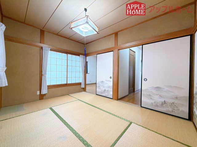 [中古住宅] 熊谷市三ヶ尻 1期の和室|収納付きの和室は、収納スペースが豊富で部屋全体がすっきりと片付きやすいのが特徴です。荷物を整理しやすく、生活感を抑えた洗練された空間を保てます。