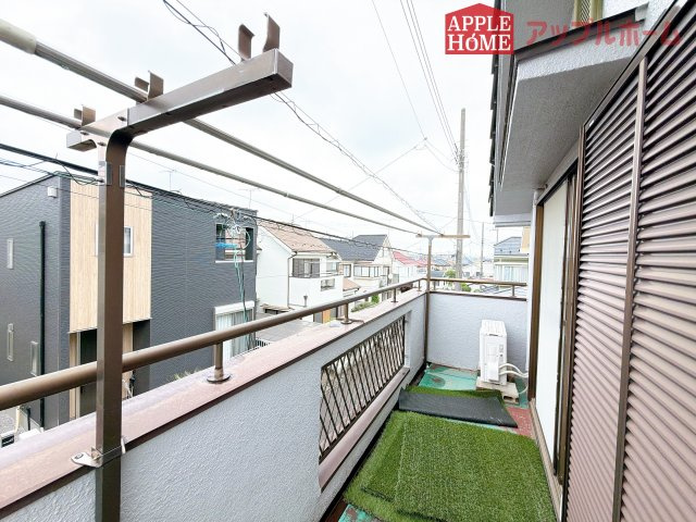 [中古住宅] 熊谷市三ヶ尻 1期のバルコニー|家族分の洗濯物もしっかり干せます。日当たりも良く、毎日のお洗濯が楽しくなりそう♪お布団は手軽に干せていつもポカポカに☆