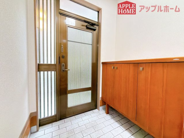 [中古住宅] 熊谷市三ヶ尻 1期の玄関|ご家族皆様の靴やお手入れ用品を収納できる収納棚を設置！お家に出会う人々を迎える玄関だからこそ、常に整理整頓しておきたいですね♪