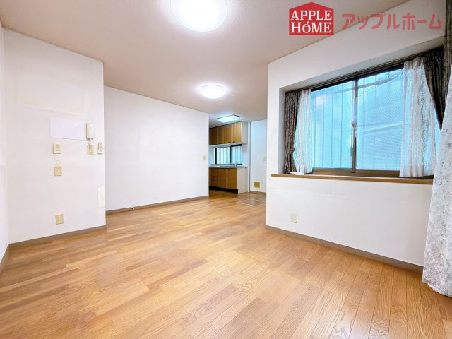 [中古住宅] 熊谷市三ヶ尻 1期の居間・リビング|家族の会話が弾む明るく広々したリビング！窓から差し込む光の温かさを一度ご体感ください☆いつでもお気軽にお問合せOKです！TEL「0120-466263」