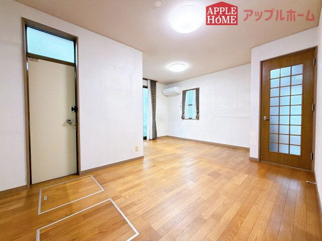 [中古住宅] 熊谷市三ヶ尻 1期の居間・リビング|窓から差し込む光で家族を温かく包み込みます。明るいリビングで子育てする喜びを☆いつでも見学可能です！