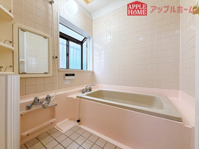 [中古住宅] 熊谷市三ヶ尻 1期の浴室|窓付きのバスルームは、採光もあり明るく気持ちの良い空間です。窓があることで、換気環境も良好。掃除もスムーズに出来ます