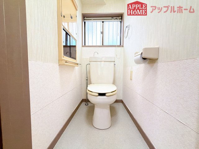 [中古住宅] 熊谷市三ヶ尻 1期のトイレ|窓付きで明るく、快適空間となっております。毎日使う場所だからこその配慮です。