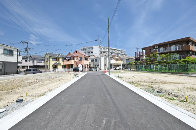 ハートフルタウン田能4丁目新築一戸建て│3LDK+駐車駐輪の前面道路含む現地写真|開発道路内の幅員は約6ｍで駐車の際も安心です。
車の通り抜けが少なく落ち着いた住環境です。