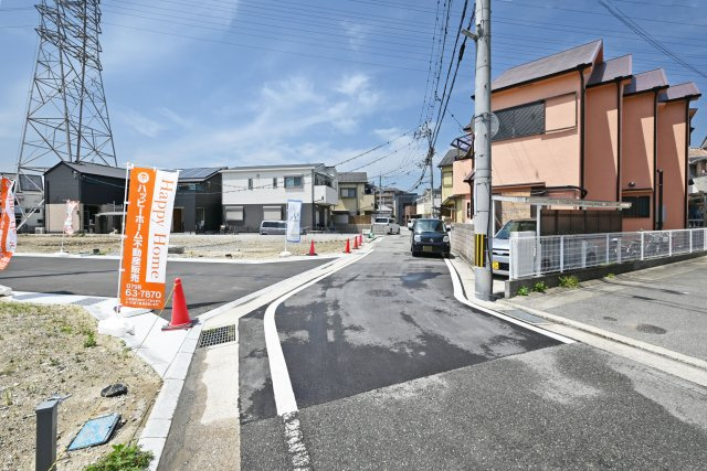 ハートフルタウン田能4丁目新築一戸建て│3LDK+駐車駐輪の前面道路含む現地写真|北西側道路幅員は約4.9ｍです。
周辺は交通量も少なく、小さなお子様のいるご家庭にも嬉しい住環境。