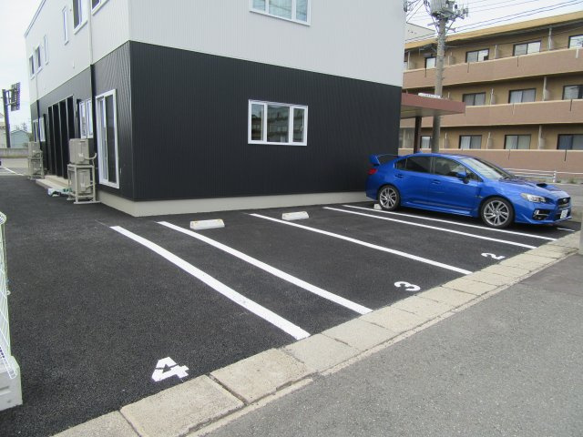 メゾン・ジュネスⅨの駐車場