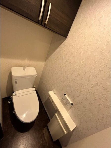 フローラ草平のトイレ|落ち着いた色調のトイレです