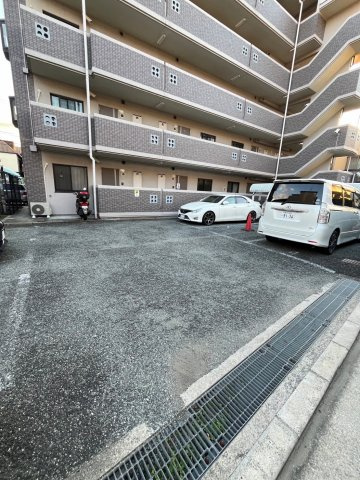ガゼル藤沢の駐車場