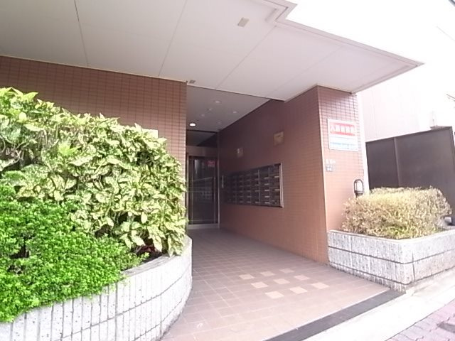 アルパ三宮のエントランス