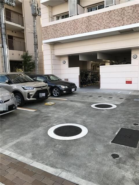 アリビオ立花Ⅱの駐車場|車をお持ちの方に嬉しい駐車場付きの物件です