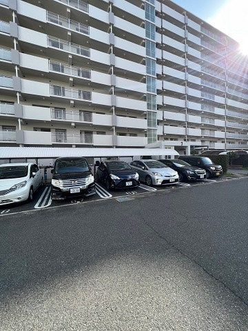 URパークタウン西武庫　7号棟の駐車場|駐車場に車を止められます