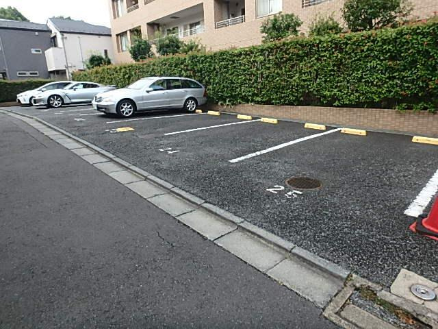アーデン駒沢パークフロントの駐車場| 