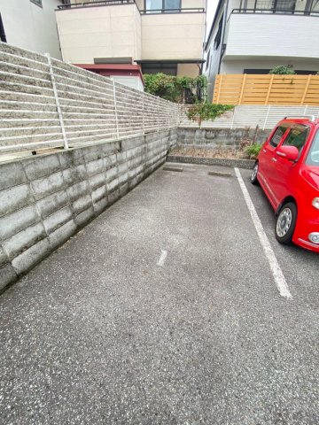 グラン逆瀬川の駐車場