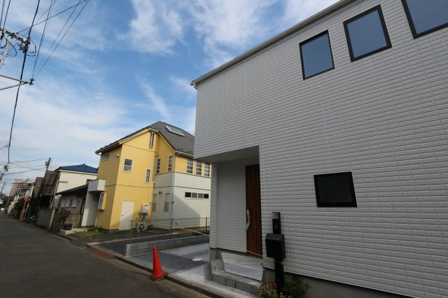 東村山市富士見町２期の外観|スマート電子キーを採用。カードをかざすだけで、玄関の施錠・開錠ができます。
重い荷物をもっての出入りがらくらくです。