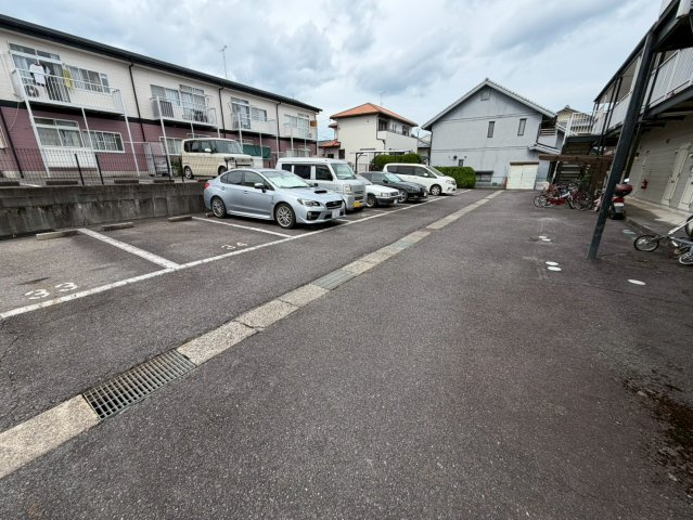 コーポラスタウン白鳥Ｄの駐車場