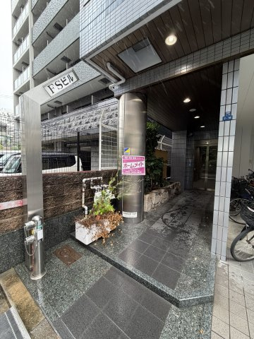 FSビルのエントランス