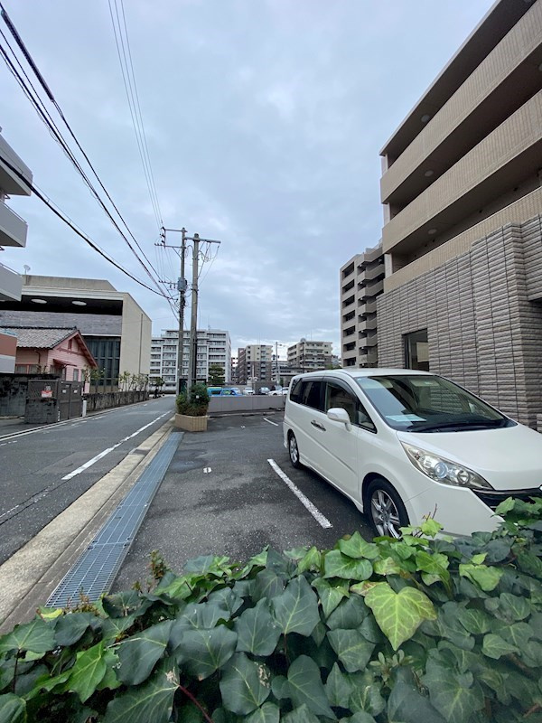ウェイブレット百道の駐車場