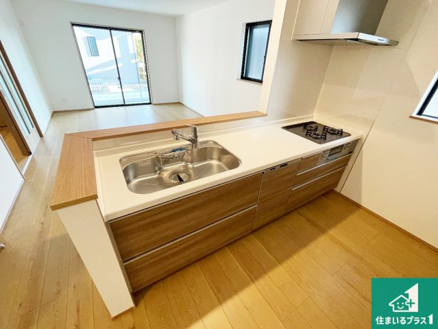 ■尼崎市田能　新築一戸建てのキッチン|リビングと統一感があり、使い勝手のいいキッチン。広々としているので、二人並んで作業が出来ちゃいます。お子様と一緒に色々なお料理に挑戦できるスペースがあります。