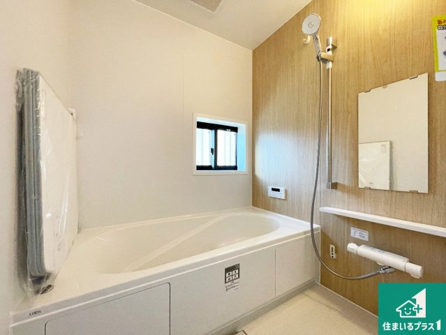 ■尼崎市田能　新築一戸建ての浴室|ゆったりと足を伸ばせる浴室は一日の疲れを癒してくれる大切な空間です。浴室乾燥機も設置しているので、雨の日の洗濯物も安心です♪
