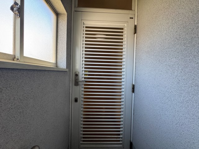 鳳西町二丁　店舗付住宅の玄関