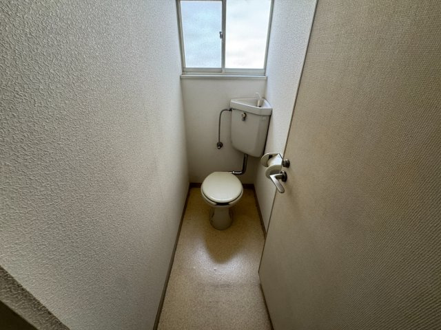 鳳西町二丁　店舗付住宅のトイレ