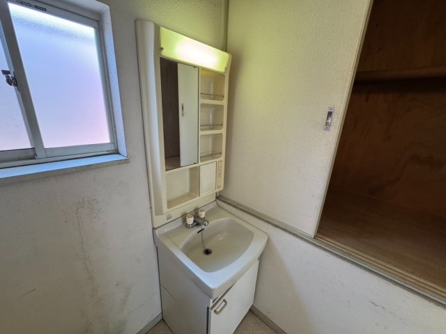 鳳西町二丁　店舗付住宅の独立洗面台