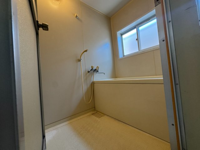 鳳西町二丁　店舗付住宅の浴室