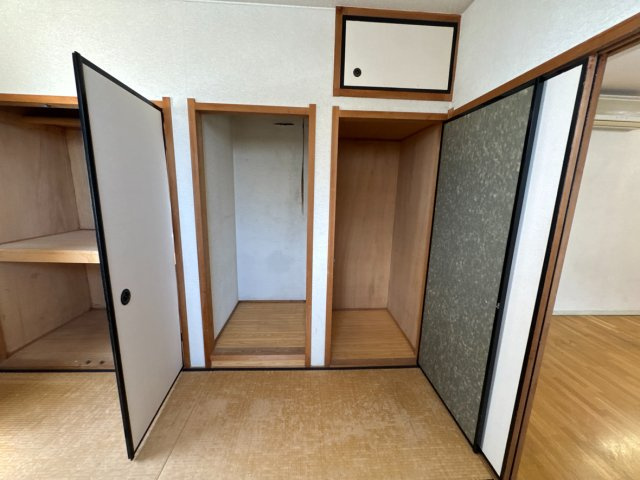 鳳西町二丁　店舗付住宅の収納