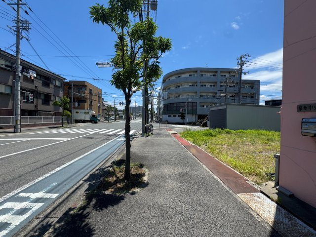 鳳西町二丁　店舗付住宅の前面道路含む現地写真