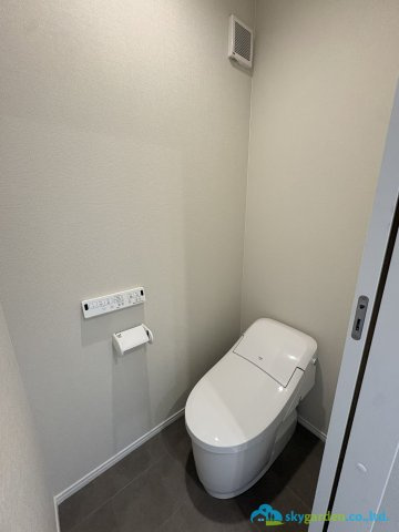 茅ヶ崎市高田１丁目　新築戸建　全１棟のトイレ|ゆったりとした空間のトイレです