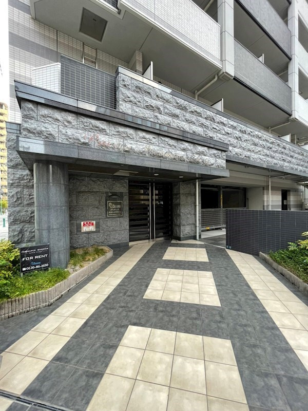 プレサンスみなと元町駅前のエントランス