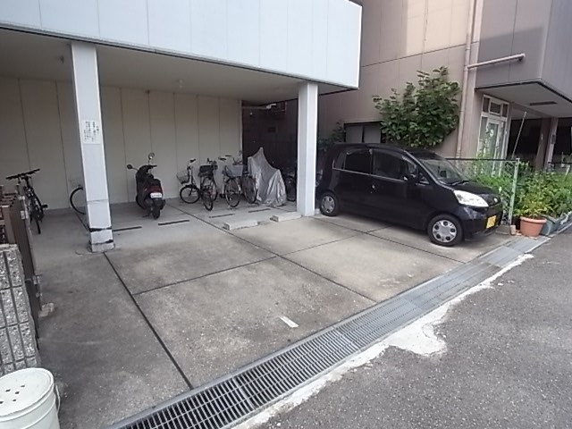 メゾン ドゥ プランタン塚口の駐車場