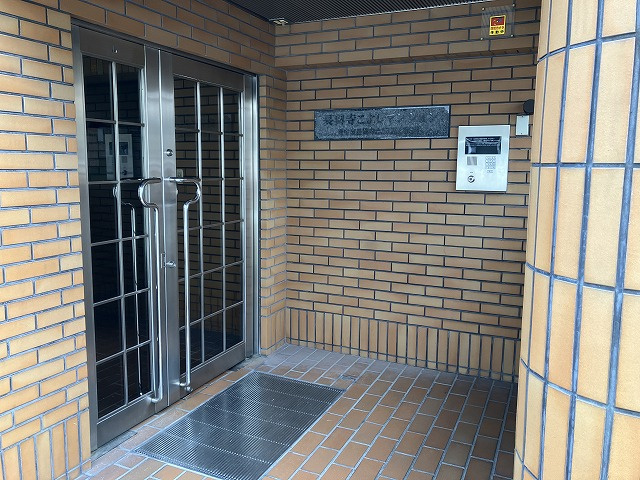 長興寺こよしマンションのエントランス