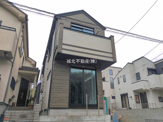 杉並区久我山4丁目 全2棟 2号棟の外観|駅徒歩5分の立地に限定2棟登場。前面道路約5.5ｍで駐車も簡単です。
建物面積81.76㎡の2LDK+Sの新築戸建。
ＬＤＫは16帖の開放感