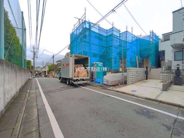杉並区久我山4丁目 全2棟 2号棟の前面道路含む現地写真|伸びやかな南東側5.45ｍ公道に面する限定2棟
三鷹台の生活しやすい住環境です