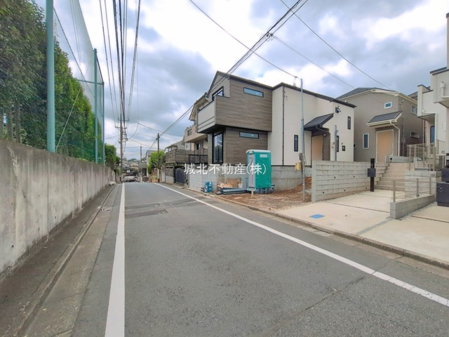 杉並区久我山4丁目 全2棟 2号棟の前面道路含む現地写真|伸びやかな南東側5.45ｍ公道に面する限定2棟
三鷹台の生活しやすい住環境です