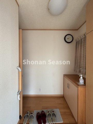 【玄関】 | ご年配の方にも使いやすい玄関に手すり付き。