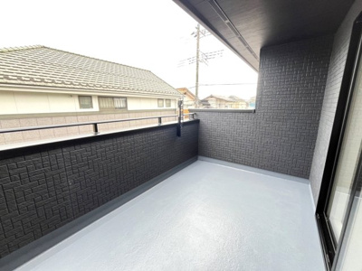 【バルコニー】 | Blooming garden久喜市鷲宮４丁目 | インナーバルコニーは急な雨にも安心なので、お出かけも楽しめますね！