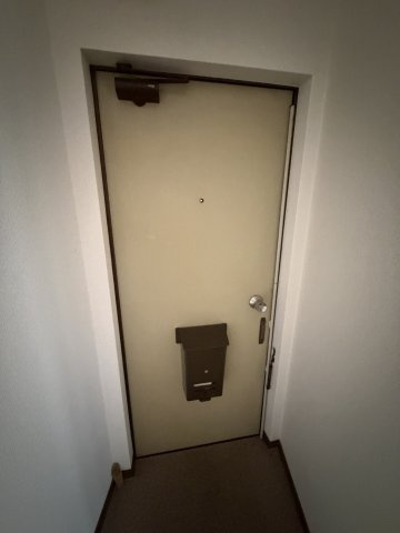 勝ハイツの玄関
