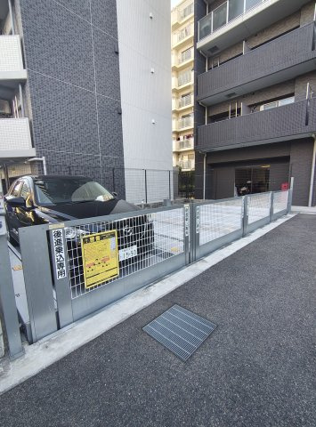 プレサンス三宮東フィールの駐車場