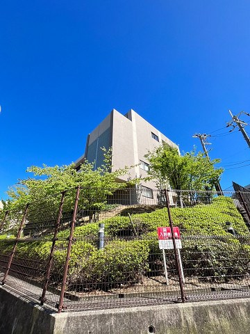 白鷹苦楽園マンションの外観