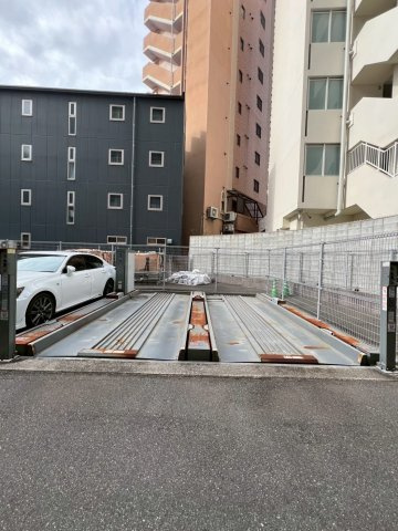 レジディア西新の駐車場