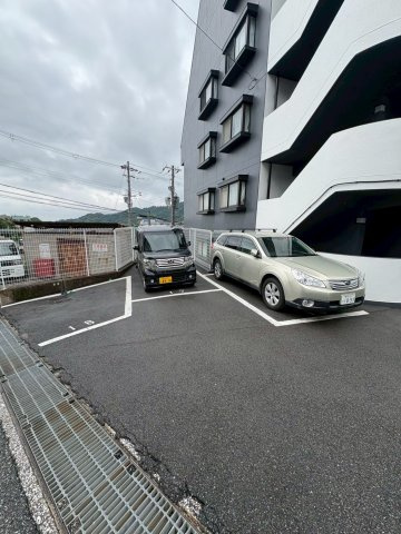 シャトレンうぐいすの駐車場