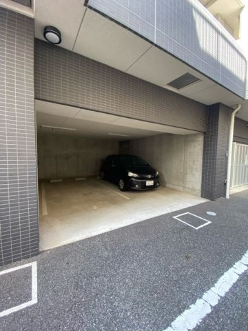 ピアグレース神戸の駐車場