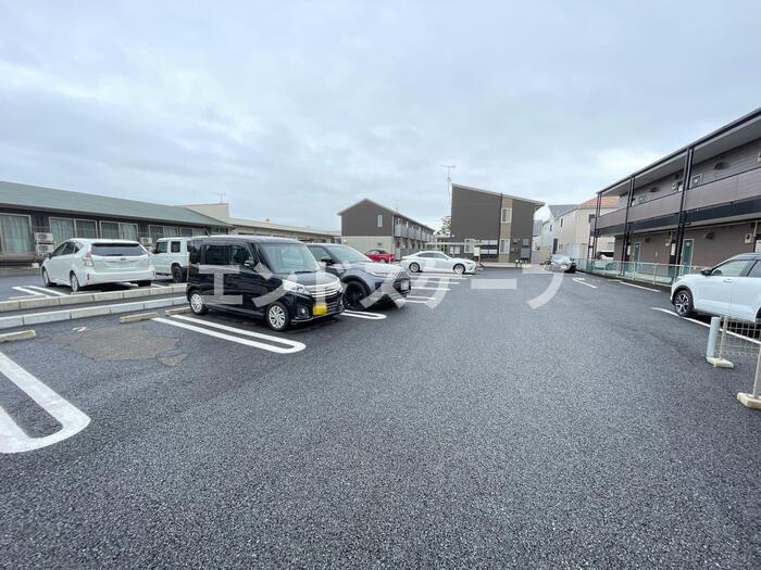 ルッソの駐車場|高崎、前橋エリアのお部屋探しはエンドスケープまで！お客様の理想お聞かせ下さい♪