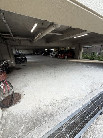 ハピネス東須磨の駐車場