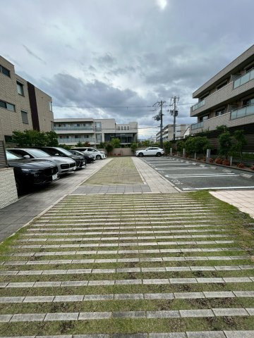 シャーメゾンガーデンズ芦屋平田町の駐車場