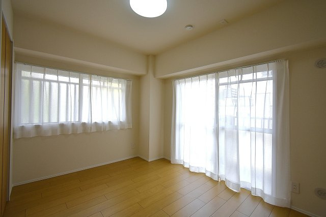 北目町ハイツの洋室|【洋室6帖】二面採光で明るいお部屋♪