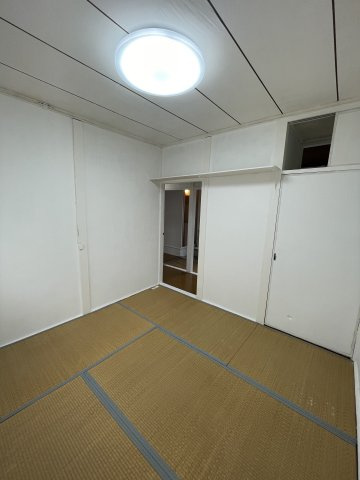 離宮前町１丁目アパートの居間・リビング